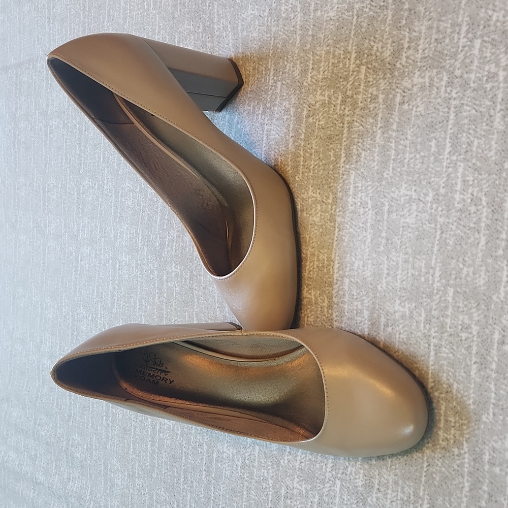 Nude round toe block heel